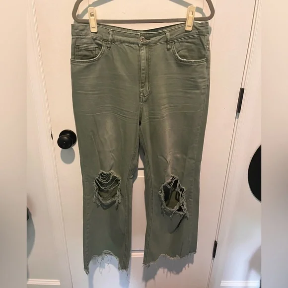 Stylish Green Distressed Women Jeans - Picture 2 of 7